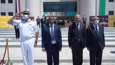 صورة توضيحية - السفير الدكتور كمال حسن علي الأمين العام المساعد للشؤون الاقتصادية بالجامعة والوزير المفوض محمد خير مدير إدارة المنظمات بالجامعة يشهدان على توقيع هذا المرسوم !