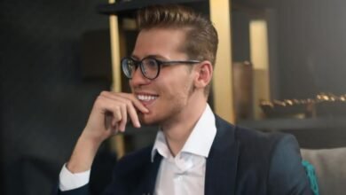 بعد عمله كصحفي ومراسل أخبار فنية.. الإعلامي علي ياسين يقدم برنامجه ال على قناة الجديد