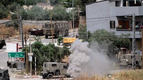 Photo of إصابة شاب فلسطيني وجندي إسرائيلي أثناء حملة اعتقالات في الضفة