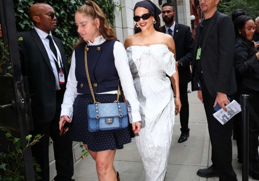 صورة مميزة: من Dua Lipa إلى Zendaya.. المنديل يعود بقوة كإكسسوار صيف 2026