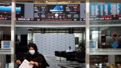 النفط يهبط 2.5% مع إشارات تحسّن تدفقات الشرق الأوسط.. بورصات الخليج متأثرة