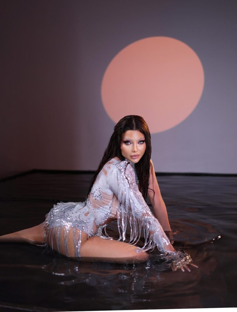 رولا يموت تكشف لوكات كليب ROLA POP منها «Queen» و«Fairy Tale» - أرشيف غوغل وبينغ